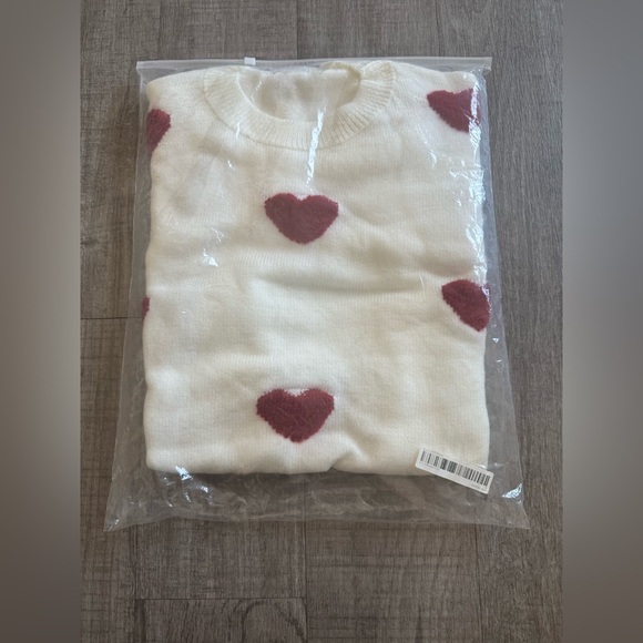NWT Amazon Cream and Red Crew Neck Sweater with Heart Motif Size M - Picture 1 of 2